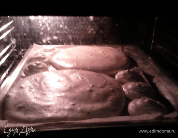 Ставим в разогретую 120 градусов духовку и при открытой дверце выпекаем 15 мин. Затем дверцу закрываем и снижаем температуру до 100 градусов. Продолжаем выпекать еще 1,5 часа. Духовку выключаем и оставляем безе еще на 8 часов.