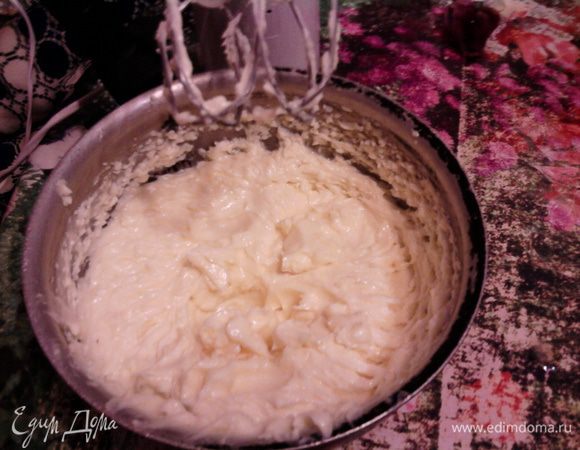 Крем: молоко с сахаром доводим до кипения и снимаем. Желтки взбиваем и вливаем в горячее молоко. Прогреваем до загустения, но не доводя до кипения. Охлаждаем и добавляем сливочное масло и ванильный сахар. Взбиваем.