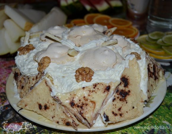 Собираем торт: на нижний слой основы выкладываем слой крема и пересыпаем рублеными грецкими орехами. Сверху - слой безе и снова - слой крема, который опять пересыпаем грецкими орехами. Накрываем вторым коржом и повторяем слои в том же порядке. Верхний корж и бока торта смазываем оставшимся кремом. Украшаем по желанию взбитыми сливками, безе и ядрами целых орехов. Бока торта можно украсить шоколадным декором (я расплавила белый шоколад до густой смеси, залила на противень с пергаментной бумагой, наметила границы, разделив на квадраты,а потом на треугольники, чтобы потом легче было ломать, посыпала немного какао и положила в холодильник. Застывший шоколад прилепила к бокам торта.) Угощайтесь!
