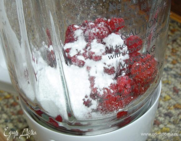 Готовим продукты для коктейля и откладываем несколько ягод малины для украшения.
Малину взбиваем с сахарной пудрой и лимонным соком.