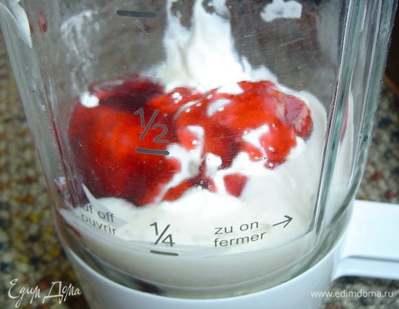 Часть пюре раскладываем по стаканам, а остальное взбиваем с ряженкой, молоком и сливками.