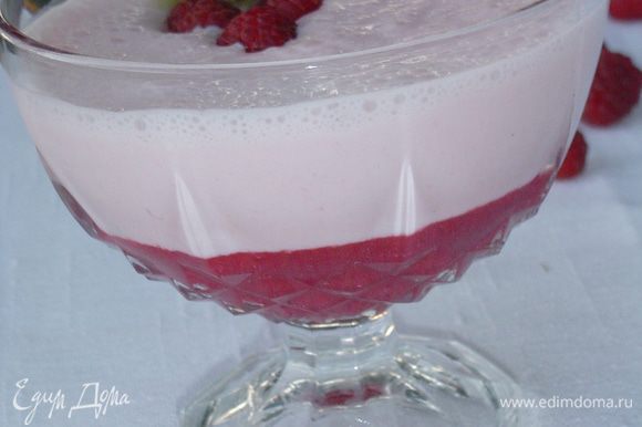 Тонкой струйкой по стенке стакана наливаем молочно-малиновую смесь. Украшаем ягодами малины!