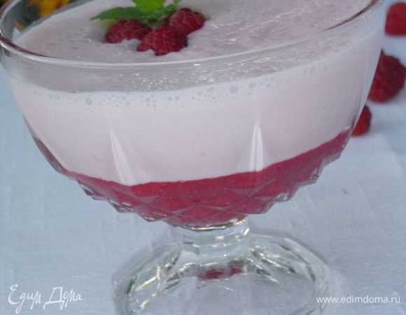 Тонкой струйкой по стенке стакана наливаем молочно-малиновую смесь. Украшаем ягодами малины!