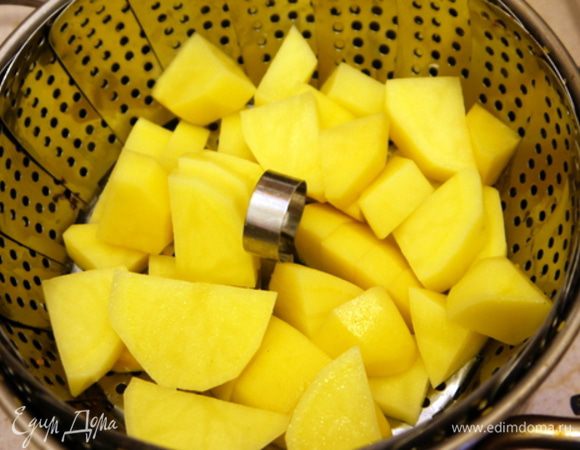 Помыть и почистить картофель, нарезать его на кубики и отварить на пару.Готовый картофель подавить, как для пюре.