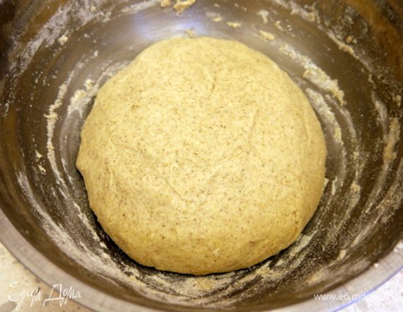 Через 30 минут к опаре добавить раздавленный картофель, оставшуюся муку, пшеничную и гречневую, 90 гр сахара, йогурт и соль. Вымесить тесто и оставить подниматься. Объём теста должен увеличиться вдвое.
