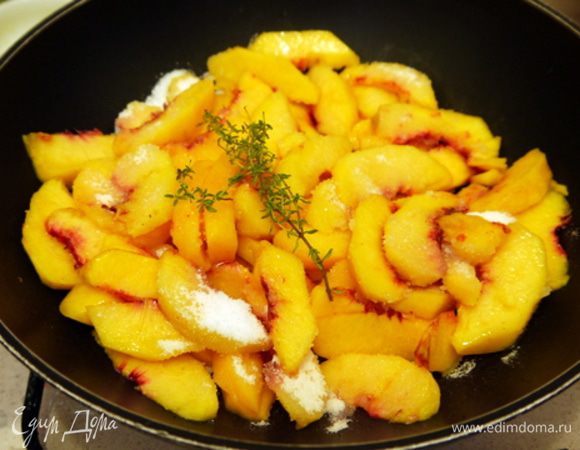 Пока тесто поднимается, подготовить начинку из персиков. Снять с персиков шкурку и нарезать на тонкие дольки. Поварить, помешивая, персики со 100 гр сахара и веточкой тимьяна, пока не выпарится вся жидкость и персики не начнут прилипать к кастрюле. У меня пошло 30 минут.
