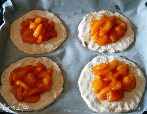 Выложить на каждую из 4 лепёшек начинку из персиков.
