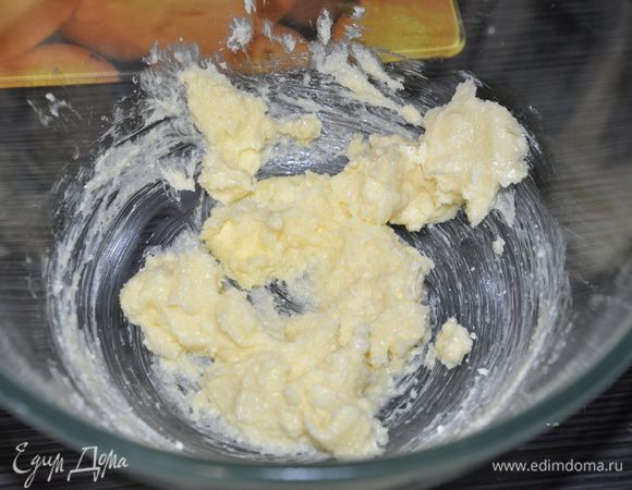 Мягкое сливочное масло взбить с сахаром.Добавить молоко.