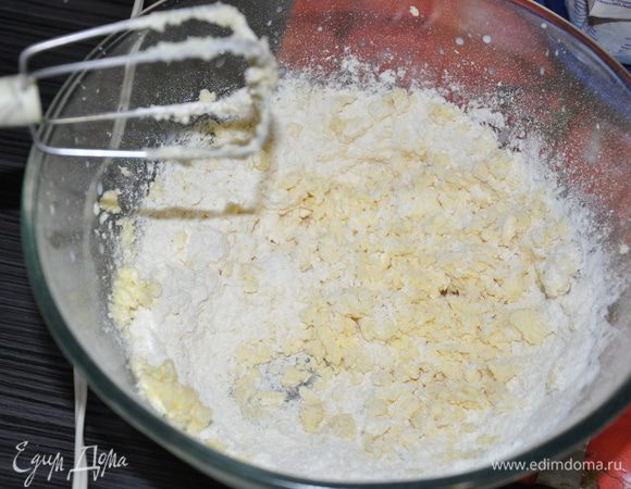 Соединить масляную смесь с мукой.Хорошо перемешать.