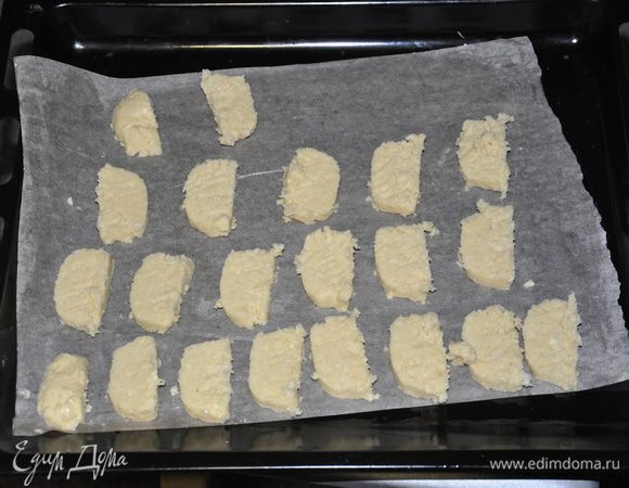 Деко застелить пекарской бумагой,смазать маслом и выложить на неё тесто (печенье на деко ложите с расстоянием, потому как в духовку тесто немного разойдется в стороны).