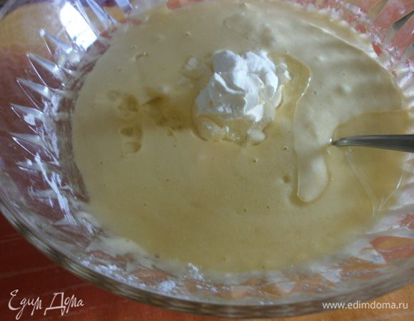 Добавить йогурт и растительное масло.