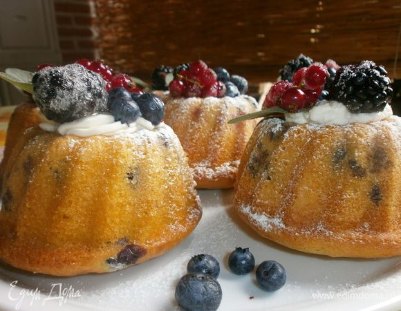 Остывшие маффины украсить ягодами и присыпать сахарной пудрой.Эффект подмороженных ягод : взбить слегка оставшийся белок вилкой. Окунуть оставшиеся 50 гр. ягод в белок и разложить на маффины. Дать немного времени, чтобы белок подсох.Сверху посыпать сахарной пудрой. Ягоды остаются упругими.