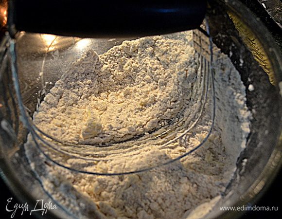 Разогреем духовку до 200гр.
Приготовим микс с мукой,смешав с разрыхлителем,солью.Шортенинг или маргарин  желательно порубить ножом с мукой.