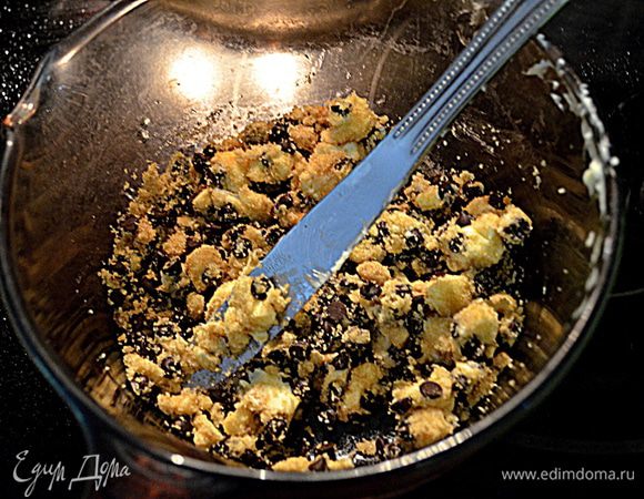  Смешать  шоколадные капли с корич.сахаром и порезать 2стол.л слив.масло,смешать вместе в отдельной посуде.