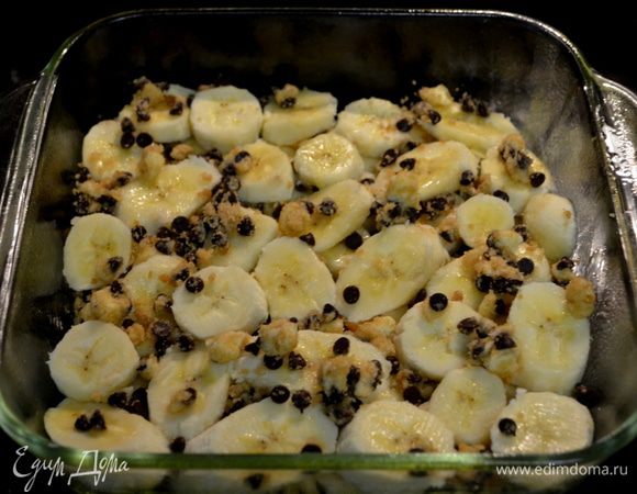 В рецепте предлагается смешать порезанные бананы с шоколадным миксом.Я выкладывала бананы первым слоям обсыпала миксом, а затем второй слой бананов и также обсыпать миксом шоколадным.