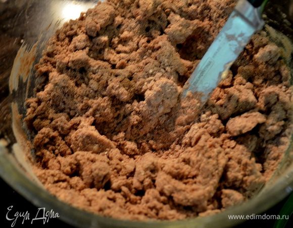 В другом блюде смешать мучной микс с  сахаром,какао порошок,2 стол.л слив.масло порезать и порубить все вместе плюс 2 стол.л молока.