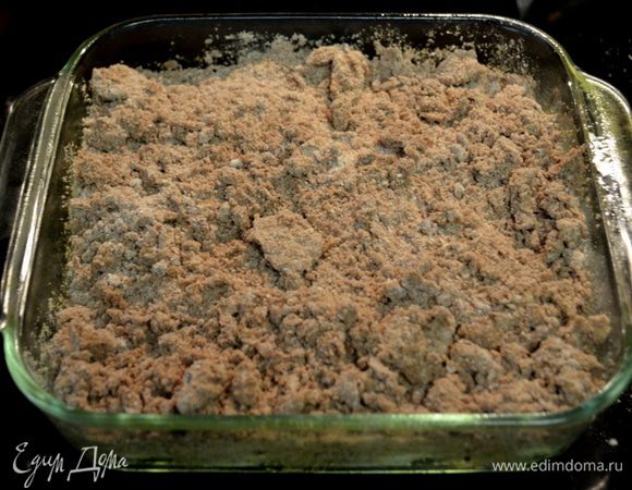 Выложить поверх бананов и шоколадного микса.Поставить в разогретую духовку на 15-20мин.Дать остыть.