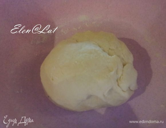 В миске смешать муку и соль,натереть на терке сливочное масло в муку и  перетереть руками в крошку, добавить уксус, постепенно добавлять молоко, перемешивая хорошенько тесто руками. Тесто должно стать однородным. Мне понадобилось еще немного муки, но не перестарайтесь, тесто не должно липнуть к рукам. Готовое тесто убрать, накрыв пленкой, на 30 минут в холодильник.