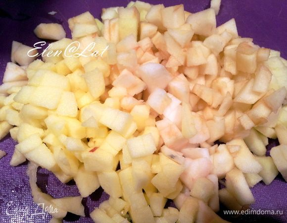  Яблоки натереть на терке, или мелко порезать.