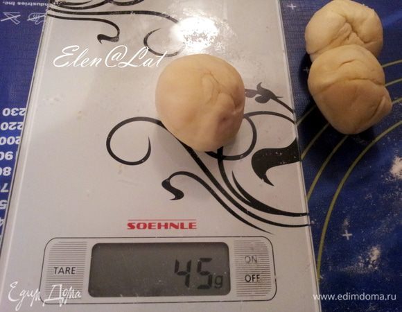 Тесто вынуть из холодильника и разделить на одинаковые кусочки, скатать их в шарики, обычно, чтобы кусочки были одинаковыми я каждый взвешиваю. Здесь у меня получились шарики по 45 грамм. 