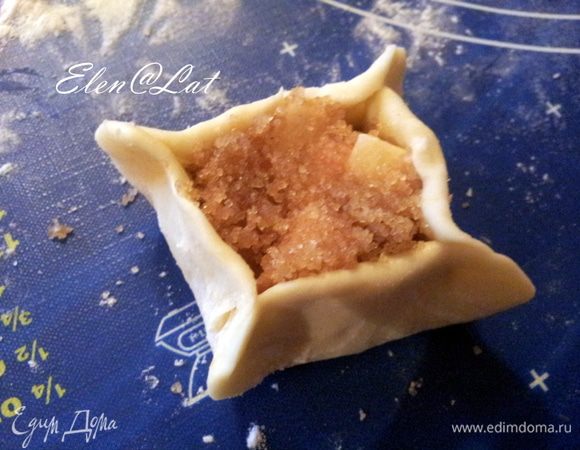 Можно придать такую форму, только по крепче скрепите края.