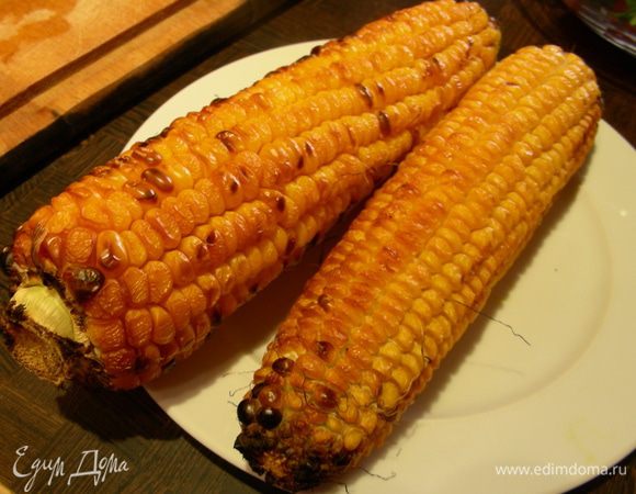 Кукурузу запекаем на гриле до мягкости (минут 25). Чтобы ее очистить от зерен, ставим ее вертикально на устойчивую большую доску или тарелку, в которую удобно зерна собирать. Держим за верхушку и острым ножом срезаем зерна со всех сторон. 

