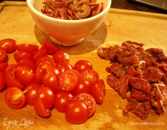В то же время отвариваем пасту аль-денте, сливаем ее и совсем немного промываем олодной водой, чтобы она не слипалаь, но и остужать ее сильно не надо. Помидоры черри и вяленые томаты режем напополам. Луковицу - тонкими полукольцами, я ее замариновала в смеси бальзамика и сахара, это по желанию.