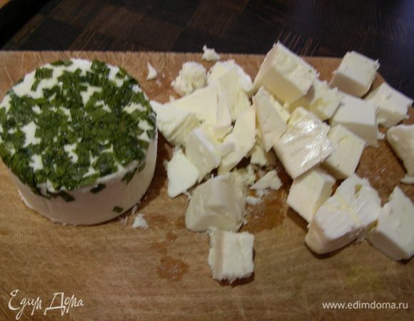 Фету режем кубиками. Козий сыр я так и оставила и раскрошила уже на готовый салат в тарелке.
