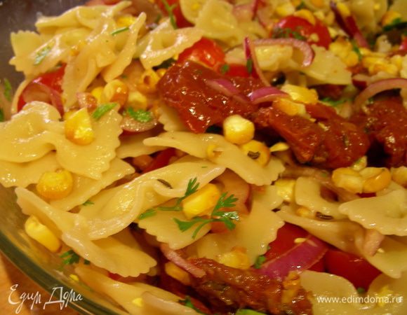 Собираем наш салат. В салатницу выкладываем пасту, кукурузу, черри, вяленые томаты, лук, кинзу. Можно еще и фету, но я ее сверху на салат выкладывала. Добавляем сок лайма и масло, тмин, перец, соль по вкусу. Все тщательно перемешиваем.

