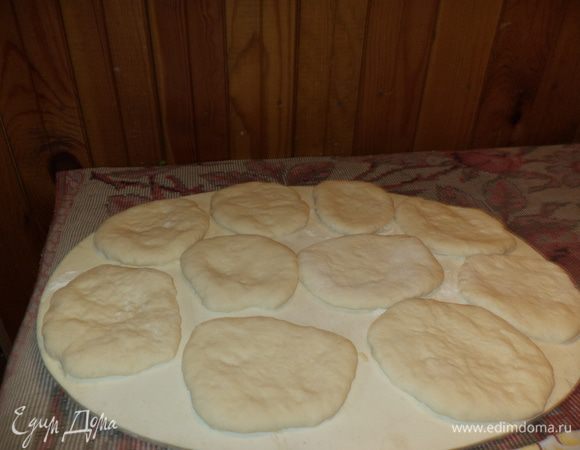 разделить тесто на шарики(у меня 10 штук) и раскатать лепешки,дать им отдохнуть минут 20.