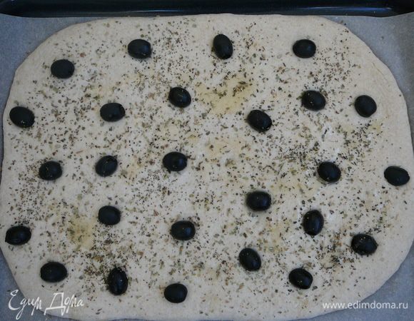 Посыпать травами и полить оливковым маслом.