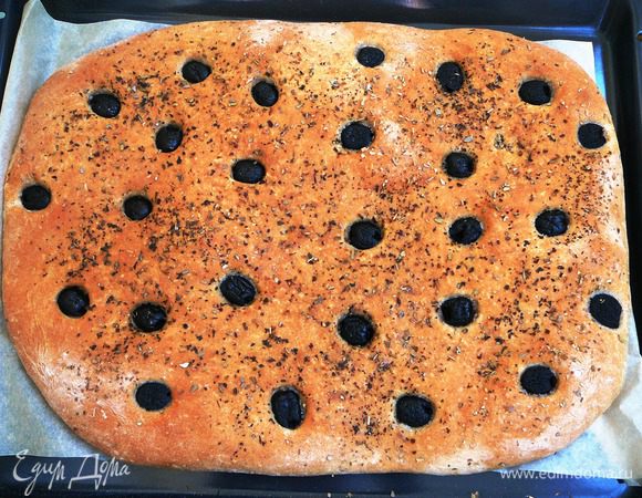 Разогреть духовку до 220 градусов. Поставить противень в среднее отделение духовки, выпекать примерно 17-20 минут, пока фокачча слегка не зарумянится.