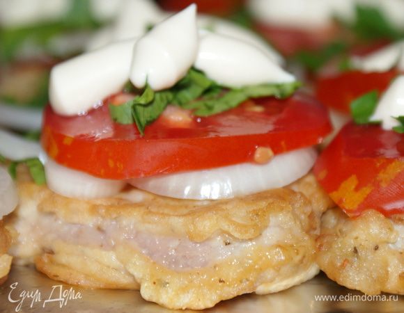 На противень выкладываем обжаренную свинину в кляре. и дальше делаем бутерброд. Тут кому что больше нравится. В моем исполнении на свинине: 
- лук, 
- помидор, 
- петрушка, 
- немного майонеза
- сыр.