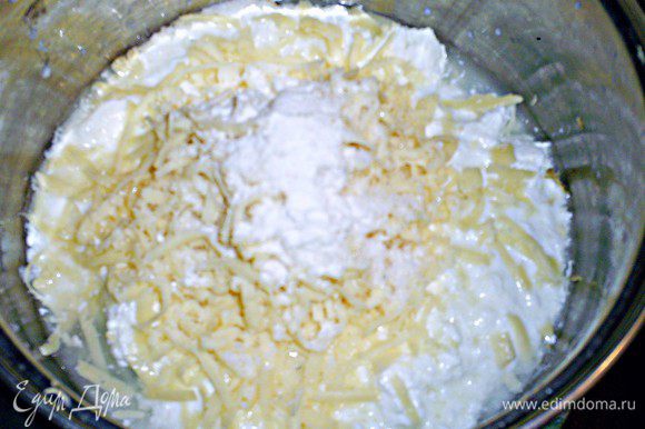 Смешиваем кефир, натертый на крупной терке сыр, соль, соду и сахар.