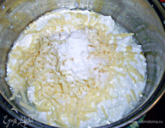 Смешиваем кефир, натертый на крупной терке сыр, соль, соду и сахар.