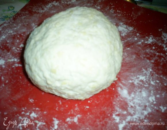 Постепенно добавляя муку, замешиваем мягкое тесто. Если немного будет липнуть к рукам - нестрашно.