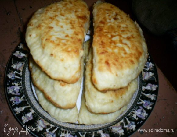 Жарим с двух сторон в разогретом подсолнечном масле. Пока жариться первая сторона, я накрываю сковороду крышкой, когда переверну лепешки, дожариваю уже на открытой сковороде. Очень вкусно горячими, с пылу-жару! Приятного аппетита!