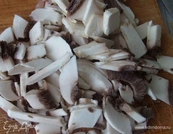 Шампиньоны нарезать ломтиками и обжарить на растительном масле.