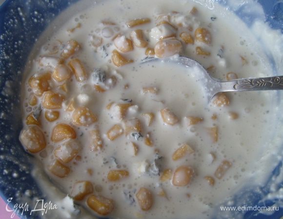 Перемешать в миске творожный сыр, сливки и консервированную кукурузу. Немного посолить и залить этой смесью курицу и грибы.