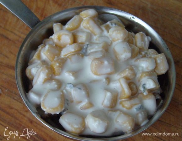 Сверху посыпать тертым сыром (у меня его под рукой не было, поэтому обошлась без него)