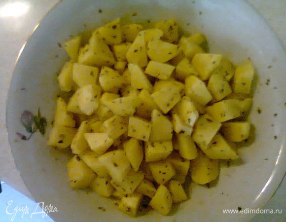  Картофель почистить и нарезать средними кубиками. Добавить к нему приправы и соль по вкусу. Я использую чеснок тертый, базилик, розмарин. Подойдут абсолютные любые,а можно и просто только посолить.