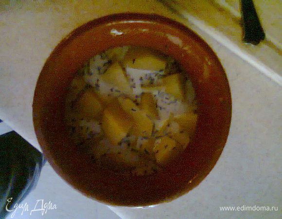 Разложить картофель по горшочкам и залить сливками чтобы сливки чуть чуть (где-то на 0,5 см) не покрывали весь картофель.