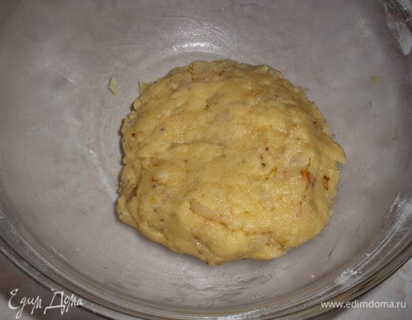 Замешиваем мягкое тесто. Если тесто будет очень мягким,  можна еще добавить немного муки.
