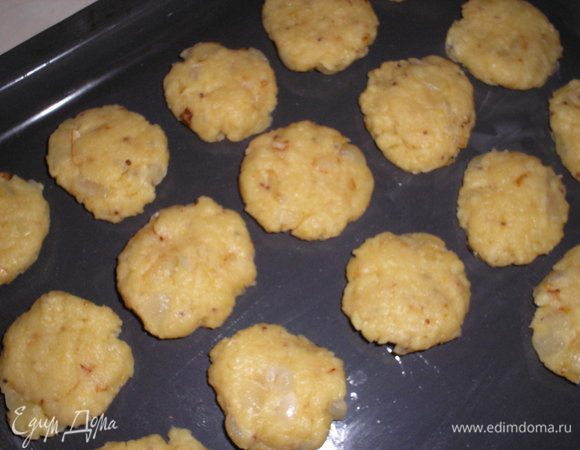 Отщипываем по кусочку теста и придаем ему форму монетки, выкладываем на противинь. выпекаем при темп.170 гр. 15-20 минут до легкого золотистого  цвета (ориентируйтесь по своей духовке).