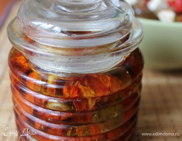 Выложила на треть  высоты томаты, затем травы (в одну банку орегано, в другую тимьян), переслоила тонкими пластиками чеснока, далее опять треть томатов и травы с чесноком и так же последнюю треть. Сверху присыпала перцем свежемолотым. Немного утрамбовала томаты ложкой, залила их маслом. В одну банку добавила ещё 2/3 ч.л. бальзамического уксуса. Закрыла банки крышками. Лучше, если они будут притёртые. Через 2 дня попробовала помидоры из обеих банок, мне с бальзамиком больше понравились, я немного и во вторую банку влила. Вуаля!