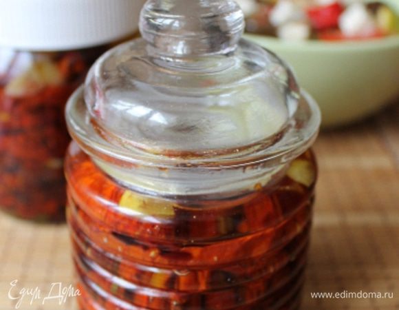 Вот такие две баночки вяленых томатов у меня вышли. Я уже салат с ними приготовила:)