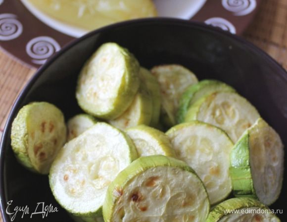 Запекаем в духовке при 200 гр. примерно 20 мин, можно раз перевернуть. Перец сразу убрать в ёмкость с плотно закрытой крышкой или в целлофановый пищевой пакет минут на 10-15. Кожица отстанет, и вы её легко снимите.