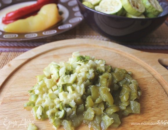 
Кабачок режем мелким кубиком, а перец освобождаем от семян и кожицы и режем так же.