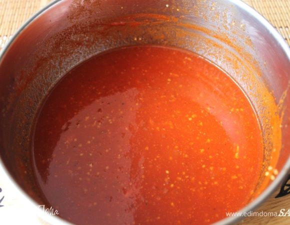 Вернёмся к соусу. Периодически нужно его помешивать. Готовим его примерно час. К концу томления он должен выпариться наполовину.Вот так. По каёмке томатной видно, где он был изначально