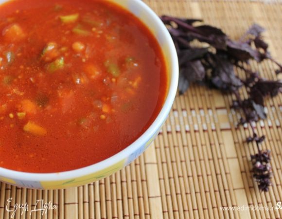 
Минут 5 даём настояться соусу при выключенной плите, убираем веточку базилика (своё дело она уже сделала), разминаем в соусе зубчики чеснока (не забыли про них?), добавляем порезанные овощи. оливковое масло и бальзамик по желанию. У меня любят пряные соусы,  так что я добавила:) Смешиваем, подаём к столу. С мясом, с рыбой, с чем угодно!:)